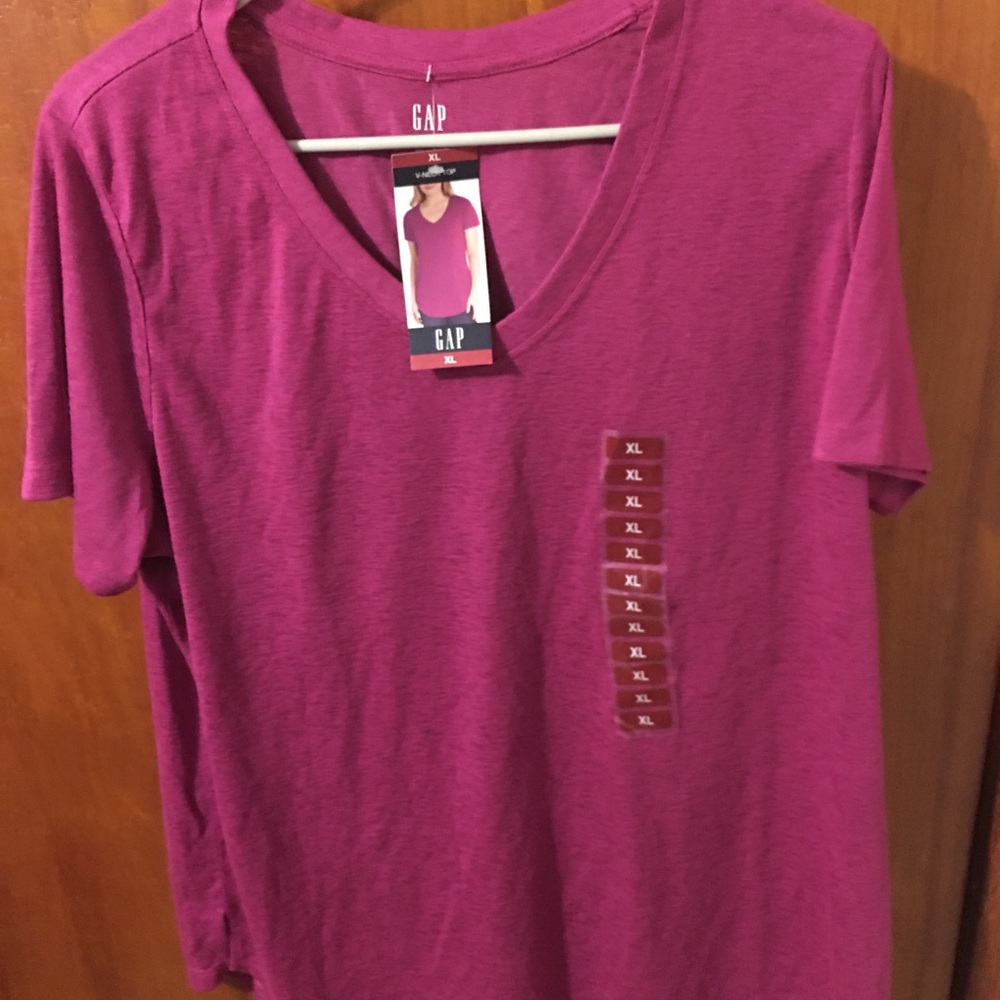 Women’s XL Gap v-neck tee
